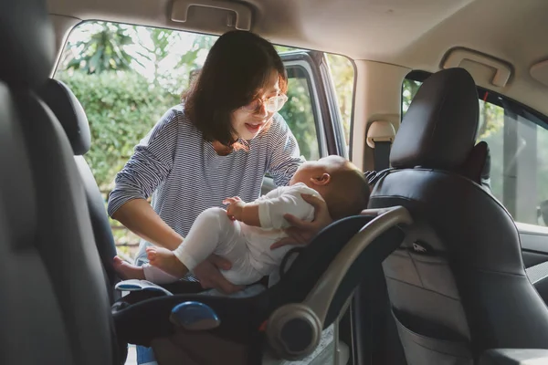 아시아의 어머니가 아들을 자동차 좌석에 태우고 운전을 자동차에 안전벨트를 — 스톡 사진