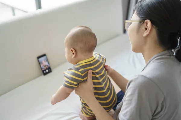 Jovem Mãe Asiática Feliz Bebê Recém Nascido Fazendo Videochamada Online — Fotografia de Stock