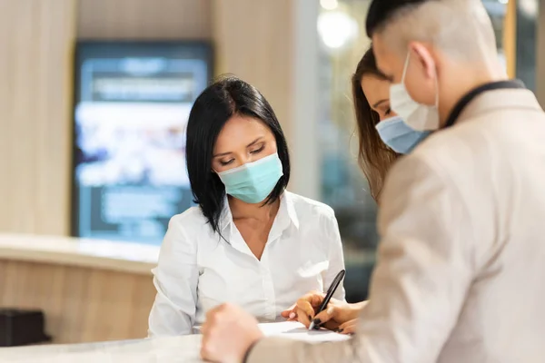 Paar Reisende Mit Schutzmasken Beim Check Und Gespräch Mit Der — Stockfoto