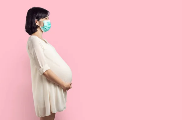 Glad Leende Asiatisk Gravid Kvinna Bär Skyddande Ansiktsmask Stående Över — Stockfoto