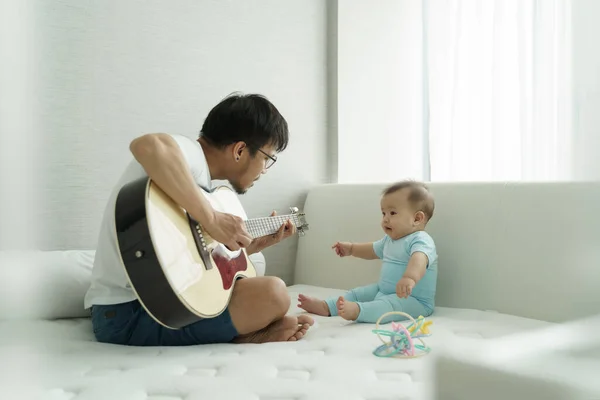 Asiatique Jeune Père Adorable Petit Garçon Fils Assis Sur Lit — Photo