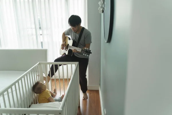 Pai Asiático Cantando Tocando Guitarra Acústica Enquanto Pequeno Menino Bonito — Fotografia de Stock