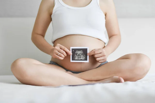 Asiatisk Gravid Kvinna Visar Ultraljud Bild Magen Hemma Ung Mor — Stockfoto