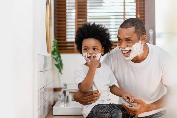 Feliz Sonriente Negro Afroamericano Padre Pequeño Hijo Con Espuma Afeitar — Foto de Stock