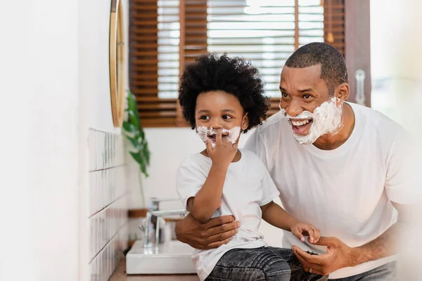 Heureux Sourire Noir Afro Américain Père Petit Fils Avec Mousse — Photo