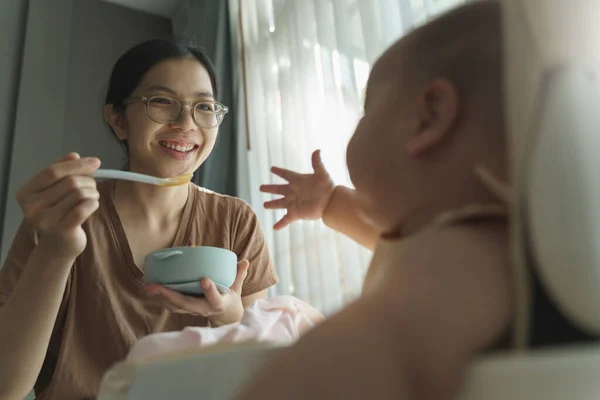 Feliz Sorrindo Asiático Jovem Mãe Desfrutando Alimentação Para Seu Pequeno — Fotografia de Stock