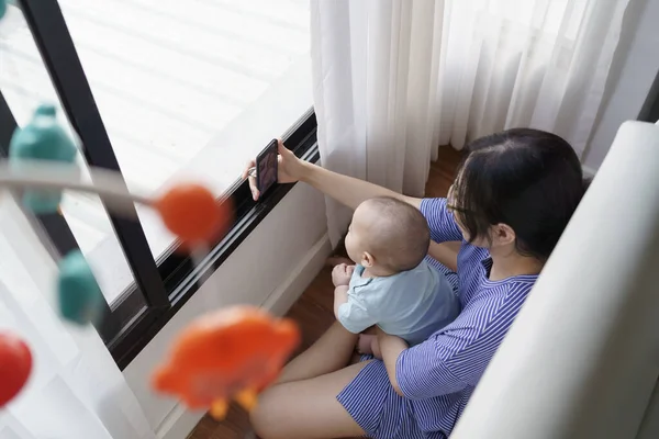 Mãe Asiática Pequeno Menino Bonito Sentado Tendo Videochamada Smartphone Com — Fotografia de Stock