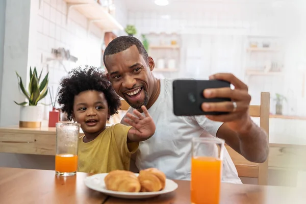 Щасливий Усміхнений Афроамериканський Батько Маленький Син Роблять Відеодзвінки Смартфоном Махають — стокове фото
