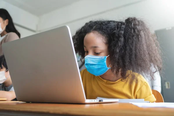 Entzückendes Schwarzes Afroamerikanisches Mädchen Mit Schutzmaske Und Laptop Klassenzimmer Einer — Stockfoto