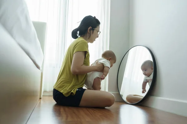 Mère Asiatique Ludique Tenant Son Nouveau Garçon Assis Regardant Miroir — Photo