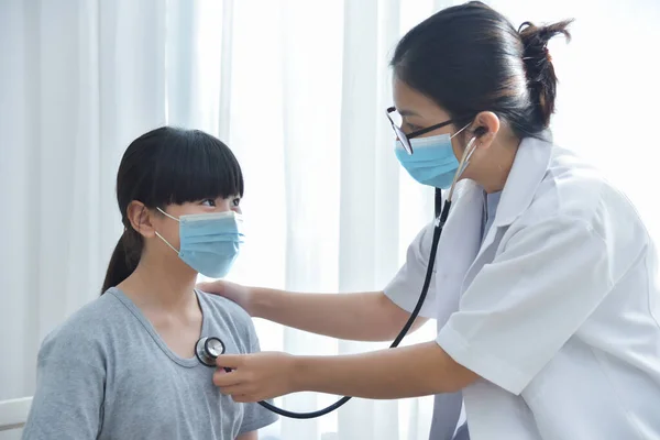 Asiatico Medico Pediatra Esame Ragazza Indossare Protettivo Faccia Maschera Con — Foto Stock