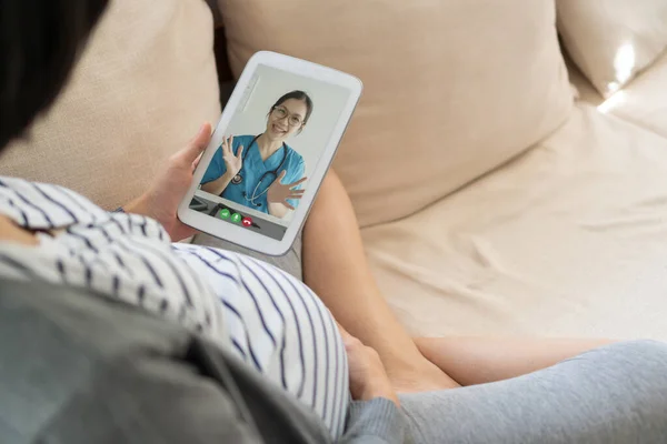 Mulher Grávida Asiática Tendo Videochamada Online Com Obstetra Tablet Digital — Fotografia de Stock