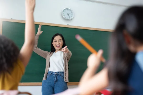 Glada Diverse Student Sträcker Upp Händerna Klassrummet Den Internationella Grundskolan — Stockfoto