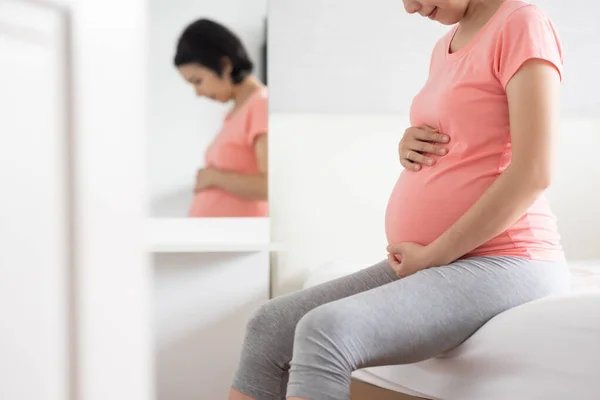 Glad Asiatisk Ung Vacker Gravid Kvinna Sitter Sängen Hemma — Stockfoto