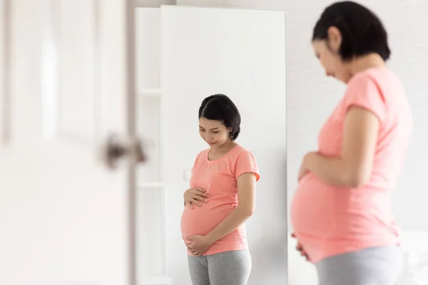 Glada Asiatiska Gravid Kvinna Stående Röra Magen — Stockfoto