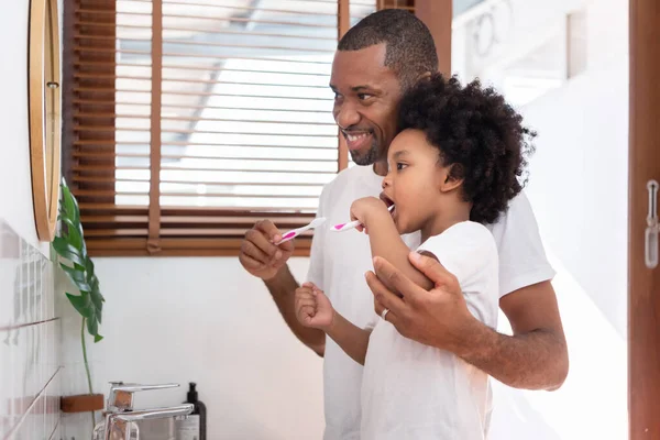 Афроамериканець Маленький Син Чистять Зуби Разом — стокове фото