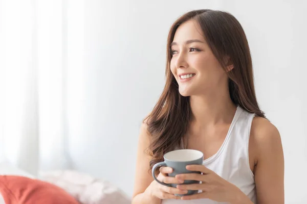 Retrato Feliz Sonriente Asiática Joven Mujer Relajándose Casa Por Mañana —  Fotos de Stock