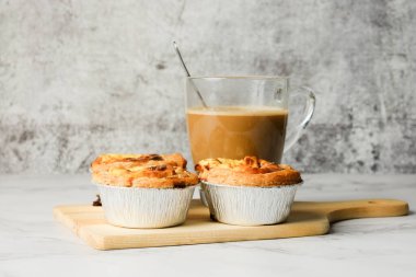 Tahtada süt kahveli taze pişmiş 3 yumurtalı tart resmi..