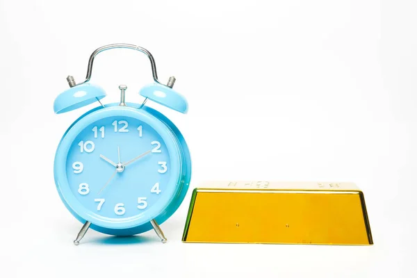 Gambar Jam Alarm Dan Emas Batangan Untuk Waktu Adalah Konsep — Stok Foto