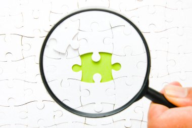 Kopyalama alanı yeşil arkaplan ve büyüteç görüşlü bir yapboz resmi