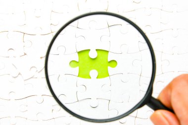 Kopyalama alanı yeşil arkaplan ve büyüteç görüşlü bir yapboz resmi