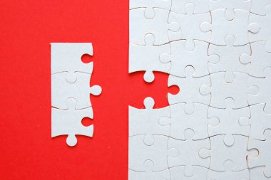 Kırmızı kağıttaki problem çözme konseptine uyması için bir tane boş yapboz içeren 3 yapboz resmi.