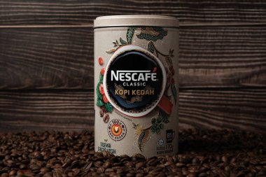 Kahve çekirdeğinin üzerindeki Nescafe Classic Kopi Kedah kutusunun klasik resmi. Bu sürüm Kedah 'daki yerel kahve endüstrisini artırmaya yardımcı oluyor..