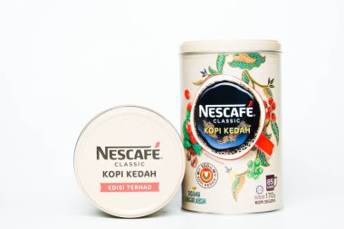 Beyaz arka planda iki adet Nescafe Classic Kopi Kedah kutusu. Bu sürüm Kedah 'daki yerel kahve endüstrisini artırmaya yardımcı oluyor..