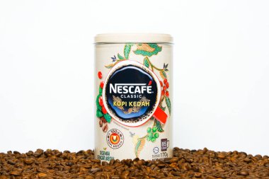 Nescafe 'nin sınırlı sayıda üretilmiş klasik Kopi Kedah kutusu beyaz fonda kahve çekirdeği üzerine. Bu sürüm Kedah 'daki yerel kahve endüstrisini artırmaya yardımcı oluyor.