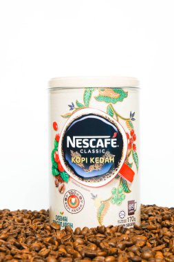 Nescafe 'nin sınırlı sayıda üretilmiş klasik Kopi Kedah kutusu beyaz fonda kahve çekirdeği üzerine. Bu sürüm Kedah 'daki yerel kahve endüstrisini artırmaya yardımcı oluyor.