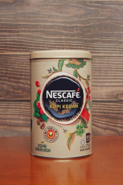 Masadaki Nescafe Classic Kopi Kedah kutusunun klasik resmi. Bu sürüm Kedah 'daki yerel kahve endüstrisini artırmaya yardımcı oluyor..