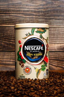 Kahve çekirdeğinin üzerindeki Nescafe Classic Kopi Kedah kutusunun klasik resmi. Bu sürüm Kedah 'daki yerel kahve endüstrisini artırmaya yardımcı oluyor..