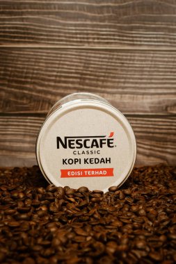 Kahve çekirdeğinin üzerindeki Nescafe Classic Kopi Kedah kutusunun klasik resmi. Bu sürüm Kedah 'daki yerel kahve endüstrisini artırmaya yardımcı oluyor..