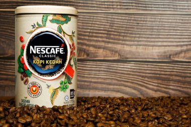 Kahve çekirdeğinin üzerindeki Nescafe Classic Kopi Kedah kutusunun klasik resmi. Bu sürüm Kedah 'daki yerel kahve endüstrisini artırmaya yardımcı oluyor..