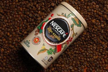 Kahve çekirdeğinin üzerindeki Nescafe Classic Kopi Kedah kutusunun klasik resmi. Bu sürüm Kedah 'daki yerel kahve endüstrisini artırmaya yardımcı oluyor..