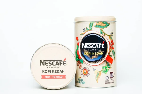 Два Ограниченных Издания Nescafe Classic Kopi Kedah Канистра Белом Фоне — стоковое фото