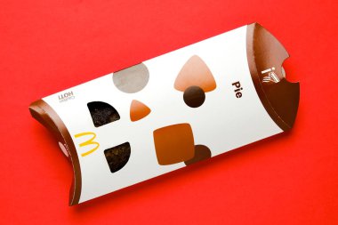 Kırmızı arkaplanda McDonald çikolatalı turtasının düz bir resmi