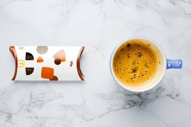 McDonald çikolatalı turta ve mermer masada fındıklı kahve..