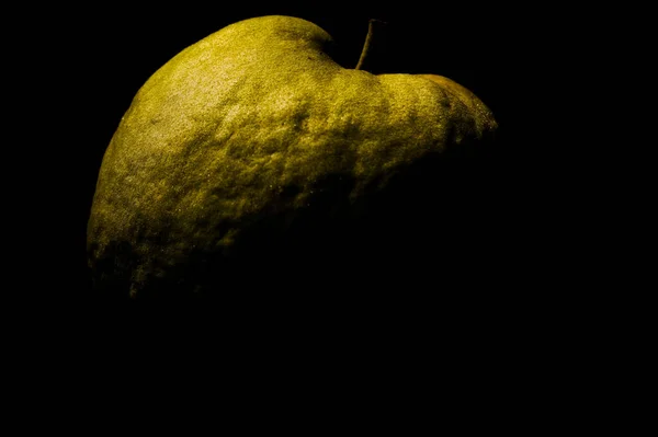 Selektive Fokussierung Bei Faltiger Schale Guaven Frucht Auf Dunklem Hintergrund — Stockfoto