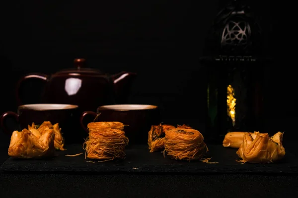 Ein Zurückhaltendes Bild Von Arabischer Baklava Serviert Mit Arabischem Kaffee — Stockfoto