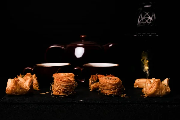 Ein Zurückhaltendes Bild Von Arabischer Baklava Serviert Mit Arabischem Kaffee — Stockfoto