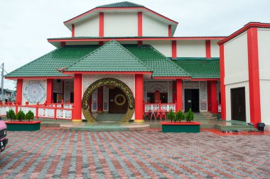 Mescid-i Khairiah 'ın ya da Pangkor' daki 1000 Doa 'nın resmi. İçinde 1000 dua bulunan yeni Çin mimari camisi..