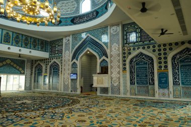 Mescid 1000 Selawat 'ın ya da Al-Bedir' in içinde çok güzel bir iç görüsü olan düşük ışıklı bir resim. Pangkor 'da 11 milyon cami.