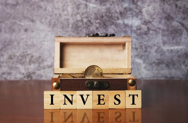 Una Imagen Azulejos Palabra Invest Con Cofre Oro Mesa — Foto de Stock