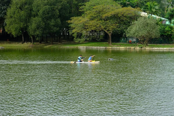 Shah Alam Lake夫妇带着模糊动作玩皮划艇洞察的照片 — 图库照片