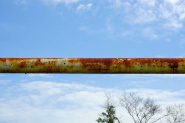 Futbol sahasında hala kullanılmakta olan paslı kalenin seçici odak noktası tehlikeli olabilir.