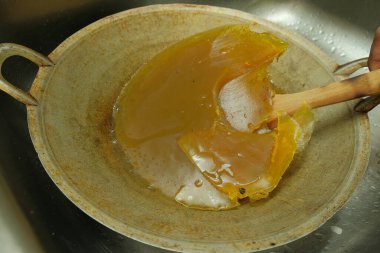 Soğuk havaya maruz kalmış sert ve donmuş yemek yağının seçmeli odak noktası.