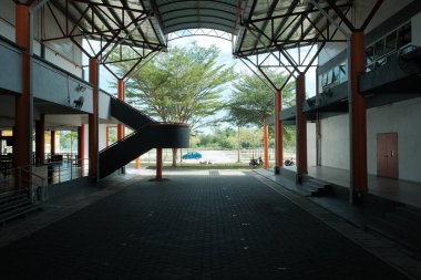 Kuala Lumpur, Malezya-Çember Nisan 2021: Covid-19 salgınının neden olduğu üniversite yerleşkesinin boş bir resmi.