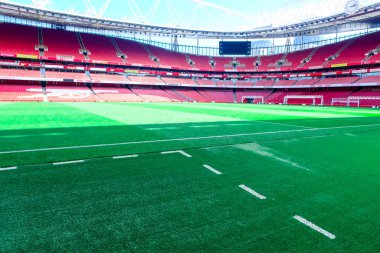Hafta sonu turistlerin ziyaret edeceği boş Emirates Stadyumu 'nun bir resmi. Arsenal Futbol Kulübü 'nün evi..