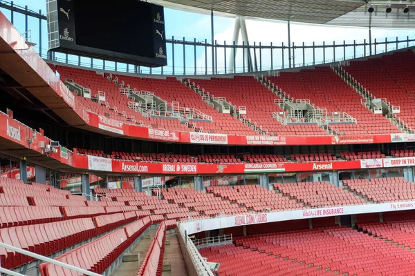  Hafta sonu turistlerin ziyaret edeceği boş Emirates Stadyumu 'nun bir resmi. Arsenal Futbol Kulübü 'nün evi..